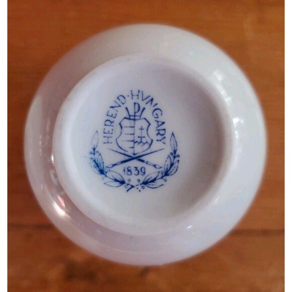 Vtg 2 Herend Hungary Porcelain Queen Victoria Mini Vases Butterflies And Flowers - Picture 11 of 11